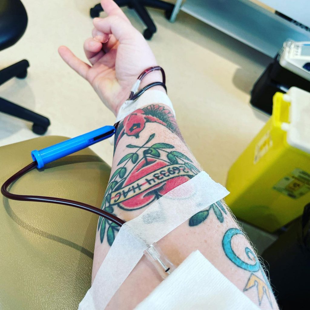 Union du tatouage et de la générosité : chaque don compte. 